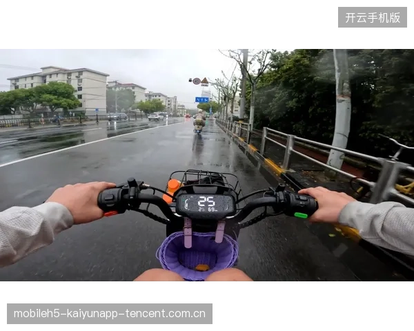 自行车少年雨天无视积水全速狂踩like电影